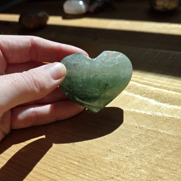 Green strawberry quartz heart crystal - Picture 1 of 2